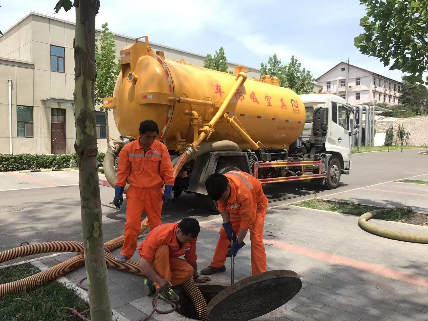 平鲁管道疏通车停在窨井附近