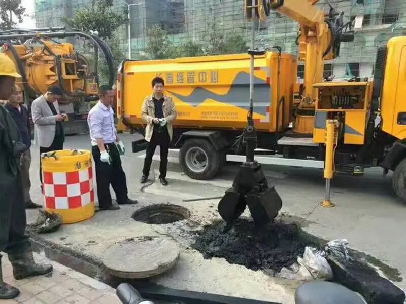 平鲁街道：网格员化身“清道夫”，为民解忧疏通“堵心”化粪池
