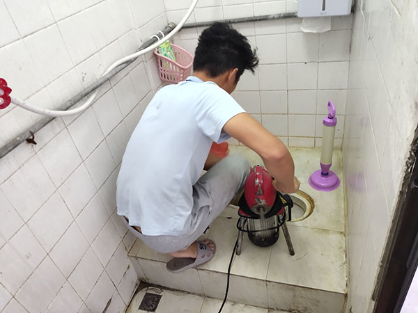 平鲁肥皂掉到马桶里把马桶堵住了怎么办？马桶堵住了怎么办